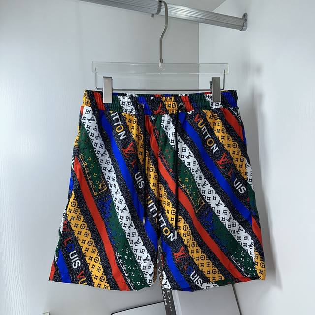 Lv路易威登，夏季新品 最新款加内网沙滩裤、定制品牌绳头，定制品牌绳圈，做工细节无可挑剔、完美出品、进口机直喷数码印，专柜高科技速干纤维尼龙面料、清爽舒适、型男