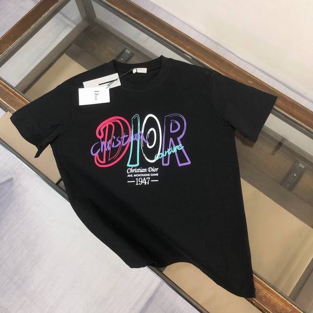 Dior 迪奥 春夏最新情侣款短袖T恤 全套定制辅料～设计前卫时尚！精致撞色字母Logo印花工艺设计～定制纯棉面料，立体的同时又不会有闷湿感～舒适性与透气性兼优