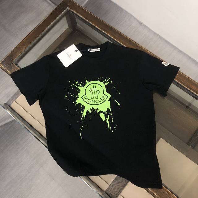 Moncler 蒙口 最新款情侣款短袖T恤～彩喷印花Logo设计～面料上身舒适透气，不僵硬，修身的剪裁，采用高定定制纯棉面料！上身舒适有型，内搭单穿都完全没问题