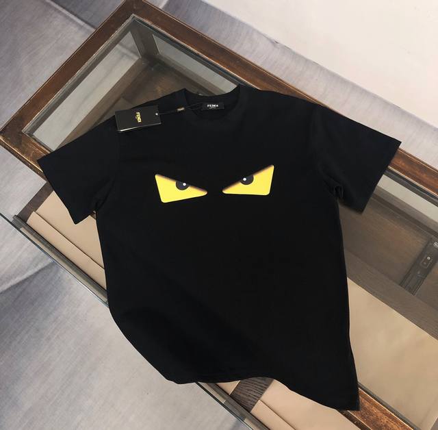 Fendi 芬迪 夏情侣款.经典小怪兽圆领短袖T恤，面料质感呈现完美效艺，工艺化水洗后的棉料更贴合厚实.柔滑垂坠，单穿内搭均适宜！新型的荧光色眼睛印花图案！男女