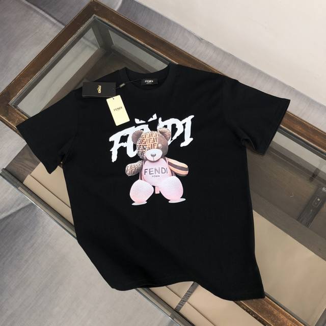 Fen*Di 芬迪 夏季新款圆领短袖T恤！手感质感都极完美！修身裁剪设计干净利落！时尚又好看！走线做工非常精致！版型效果超赞！而且透气性能超强！任何年龄阶段都可