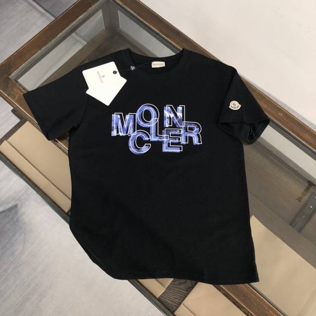 Moncler. 蒙口 夏季新款 时尚休闲短袖T恤 进口高档定制面料 无敌质感，高品质完美出货，柔软舒适、吸汗透气 久穿而不易变形 有极佳的触感及良好的透气性与