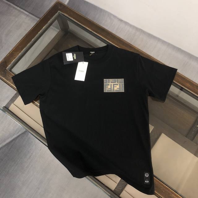 纯棉水洗不变形 Fen*Di 芬迪 2025最新情侣款纯棉T恤！260克定制棉，面料柔软舒适，全新设计灵感，极具时尚代表性！精致品牌印花设计！手感舒适透气！极为