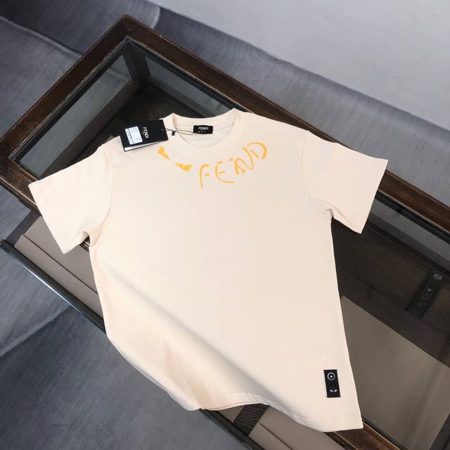 Fendi 芬迪 2025最新情侣款纯棉T恤！客供定制棉质面料，面料柔软舒适，全新设计灵感，极具时尚代表性！顶级印花Logo工艺，独特设计～手感舒适透气！极为时