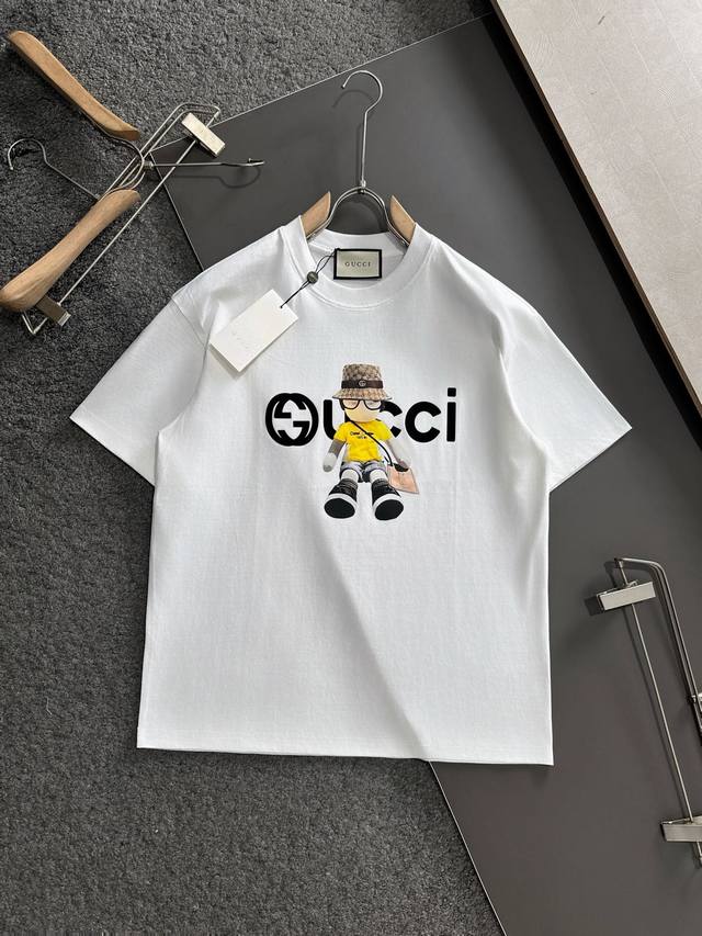 Guc 2025Ss春夏最新款圆领时尚短袖T恤，官网同步，专柜纯棉面料！贴肤舒适，耐看又好穿，经典简约Logo设计，原厂工艺一丝不苟，型男必备单品 码数M-3X