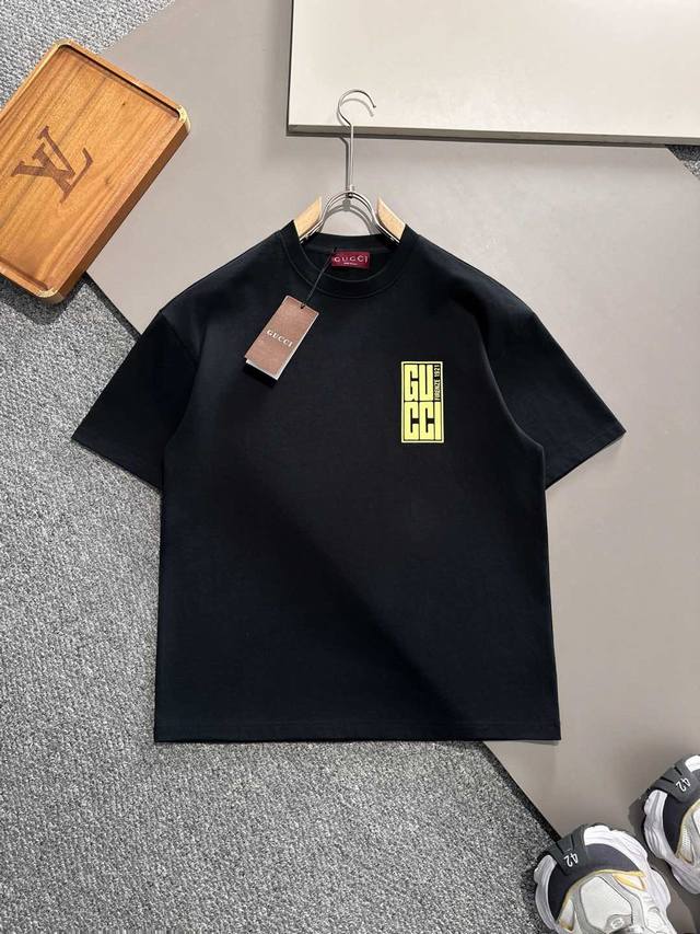Guc Logo彩印男士廓版短袖T恤2025春夏系列客供定制订织定染～高支细纱棉质质地柔软、手感细腻，比普通的棉料更加有筋骨，有光泽感。简约至美 无复杂花哨元素