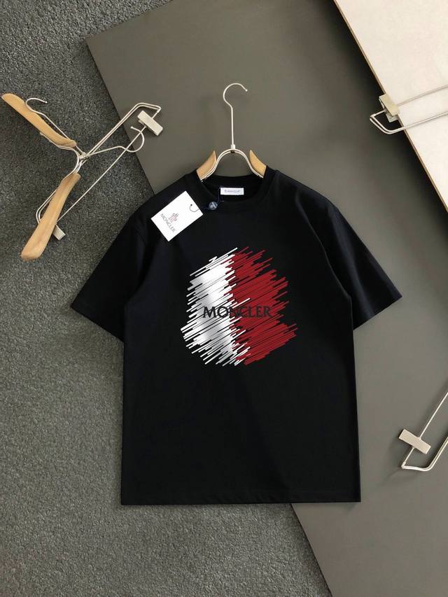 Mom 蒙口 重磅推荐！2025Ss夏装新品 专柜在售 经典款历久不衰 最新系列荧光图案Logo短袖T恤 必须人手一件的节奏！进口顶极高密度纯棉面料，极为亲肤舒