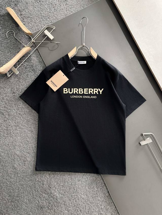 Bur*Berry 巴宝莉 2025最新款短袖T恤，绝对的顶级爆款，胸前字母Logo更显得不凡跟高档，大气，简约，基础，耐看，但又独具风格，结合了一款优质短袖的