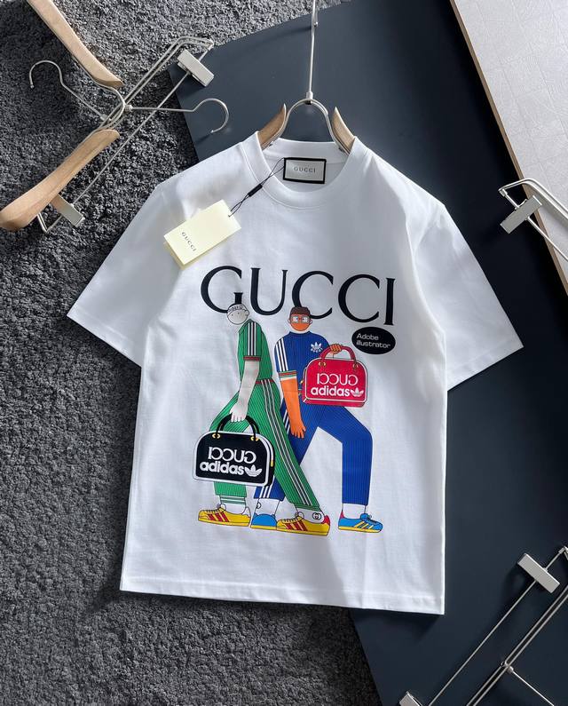 Gucci 最新款印花短袖，260克重磅高品质专柜原单短袖，顶级制作工艺进口面料，专柜款优质胶印印花设计，采用进口高端订制面料，进口丝线手感一流！常规微阔标准版