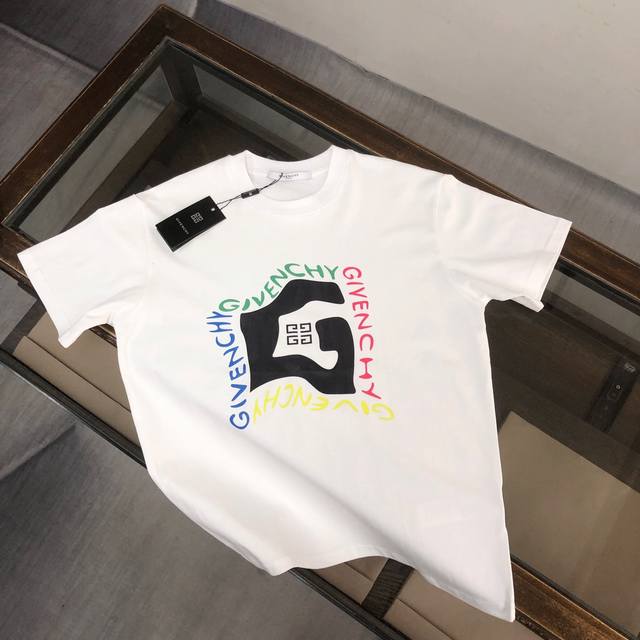 纪梵希 24Ss夏季新款圆领短袖T恤！高端纯棉面料，手感质感都极完美！修身裁剪设计干净利落！时尚又好看！走线做工非常精致！版型效果超赞！而且透气性能超强！任何年