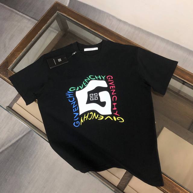 纪梵希 24Ss夏季新款圆领短袖T恤！高端纯棉面料，手感质感都极完美！修身裁剪设计干净利落！时尚又好看！走线做工非常精致！版型效果超赞！而且透气性能超强！任何年