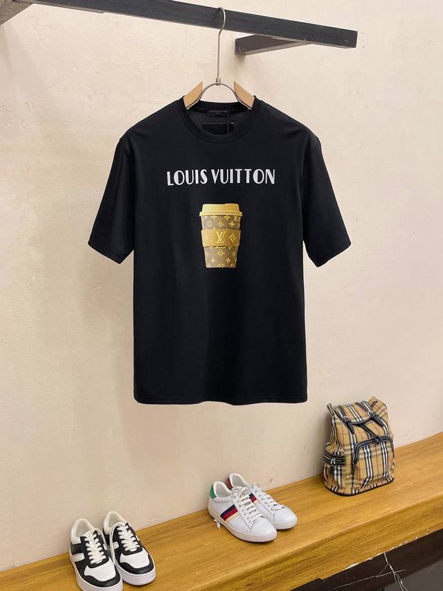 Lv 路易威登 2025最新款潮牌情侣款，经典Logo印花圆领T恤，春夏新品！高品质280克纯棉面料，时尚百搭经典潮款 ，穿着舒适，透气 时尚，不失个性， 帅气