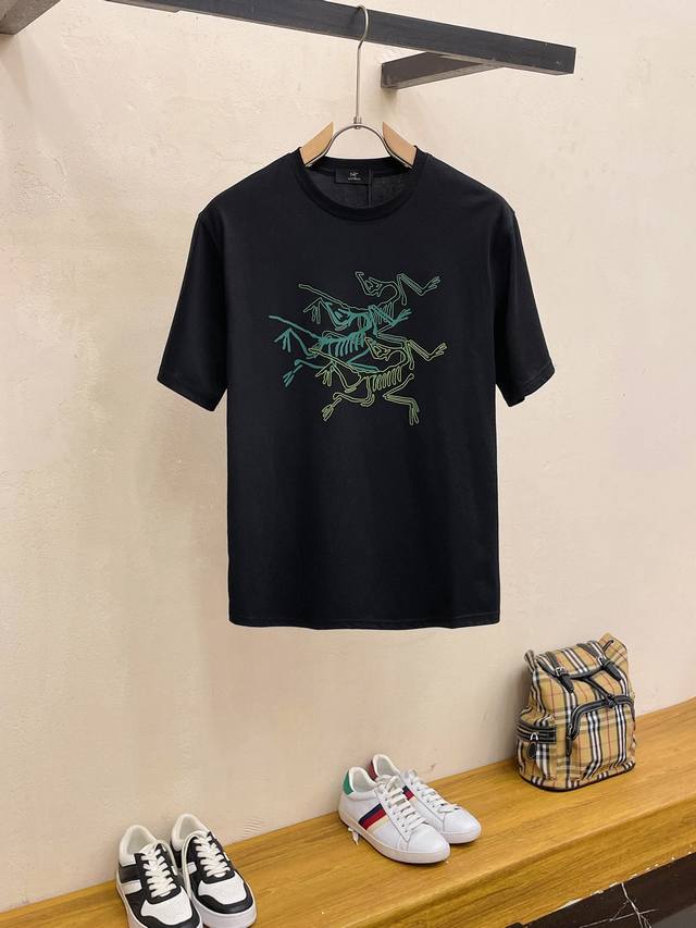Arc 始祖鸟 2025最新款潮牌情侣款，经典Logo印花圆领T恤，春夏新品！高品质280克纯棉面料，时尚百搭经典潮款 ，穿着舒适，透气 时尚，不失个性， 帅气