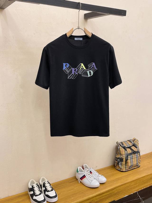 Prada 普拉达 2025最新款潮牌情侣款，经典Logo印花圆领T恤，春夏新品！高品质280克纯棉面料，时尚百搭经典潮款 ，穿着舒适，透气 时尚，不失个性，