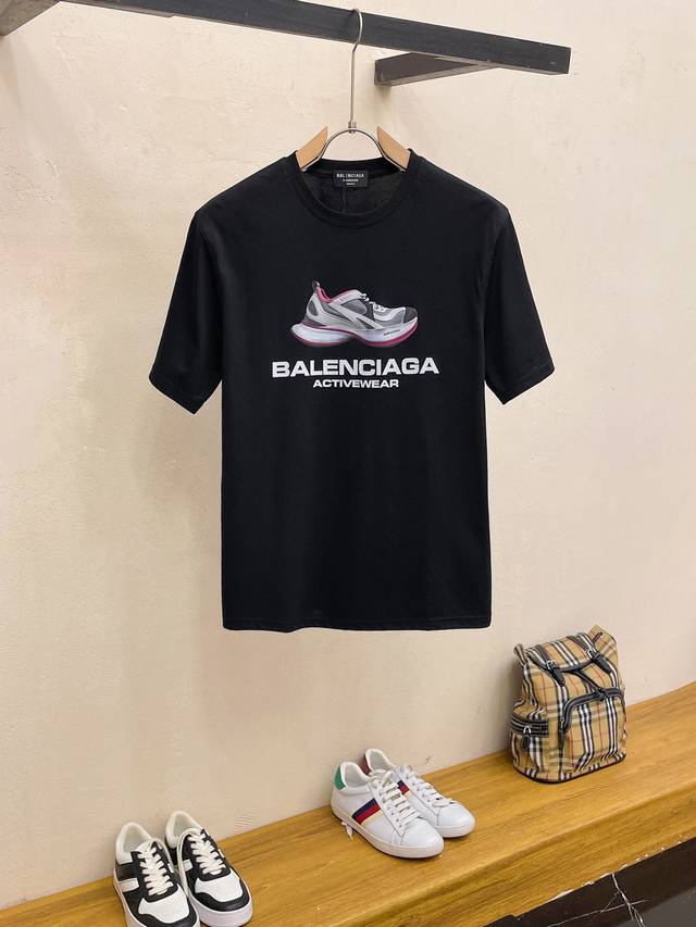 Balenciaga 巴黎世家 2025最新款潮牌情侣款，经典Logo印花圆领T恤，春夏新品！高品质280克纯棉面料，时尚百搭经典潮款 ，穿着舒适，透气 时尚，