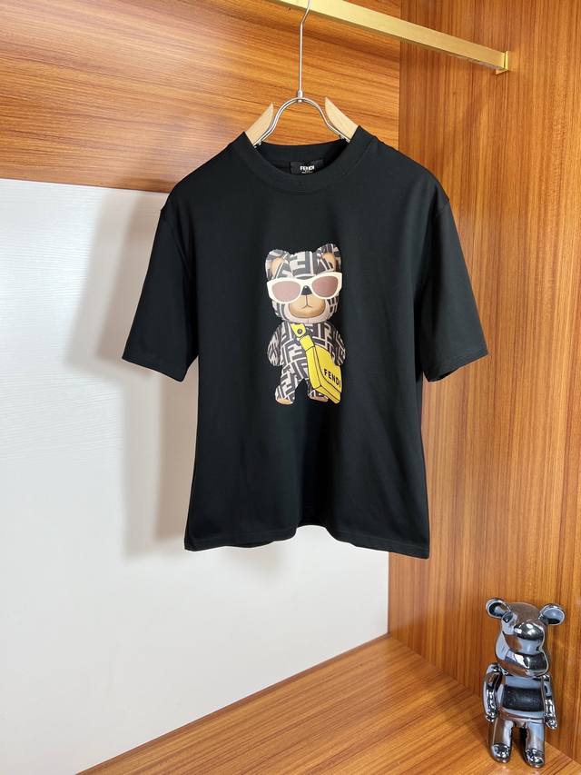 Fendi 芬迪 2025最新款潮牌情侣款，经典Logo印花圆领T恤，春夏新品！高品质280克纯棉面料，时尚百搭经典潮款 ，穿着舒适，透气 时尚，不失个性， 帅