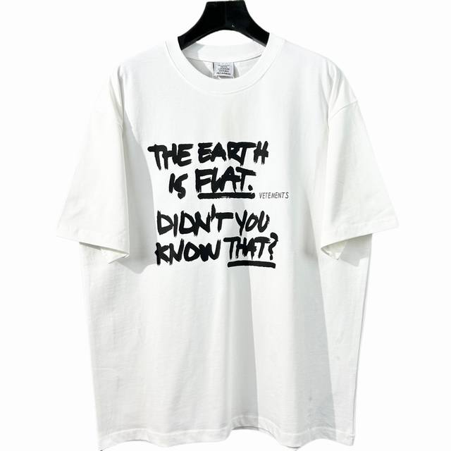 Vetements 维特萌 2025最新款潮牌情侣款，经典Logo印花圆领T恤，春夏新品！高品质280克纯棉面料，时尚百搭经典潮款 ，穿着舒适，透气 时尚，不失