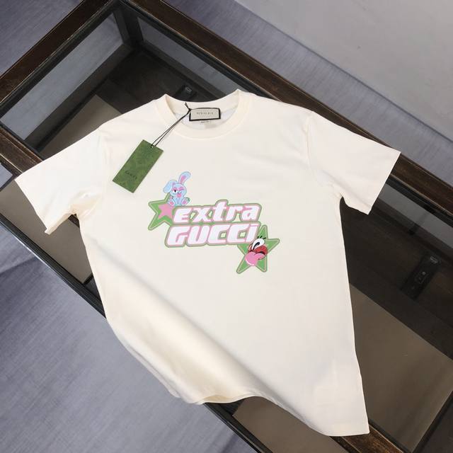 Gucci 夏季新款圆领短袖T恤！270克重磅高端纯棉面料，手感质感都极完美！修身裁剪设计干净利落！时尚又好看！走线做工非常精致！版型效果超赞！而且透气性能超强