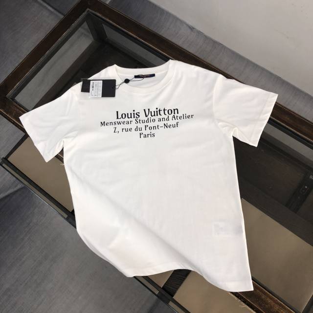 Louis Vuitton Lv 路易威登 夏季新款圆领短袖T恤！270克重磅高端纯棉面料，手感质感都极完美！修身裁剪设计干净利落！时尚又好看！走线做工非常精致