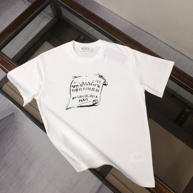 Margiela 马吉拉 夏季新款圆领短袖T恤！270克重磅高端纯棉面料，手感质感都极完美！修身裁剪设计干净利落！时尚又好看！走线做工非常精致！版型效果超赞！而
