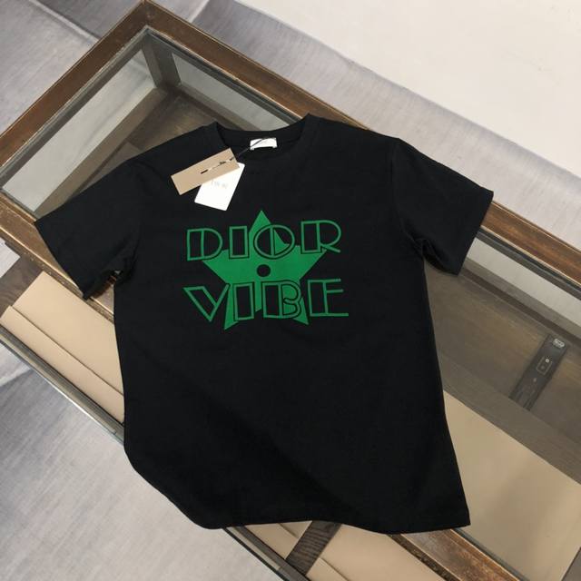 Dior 迪奥 夏季新款圆领短袖T恤！270克重磅高端纯棉面料，手感质感都极完美！修身裁剪设计干净利落！时尚又好看！走线做工非常精致！版型效果超赞！而且透气性能