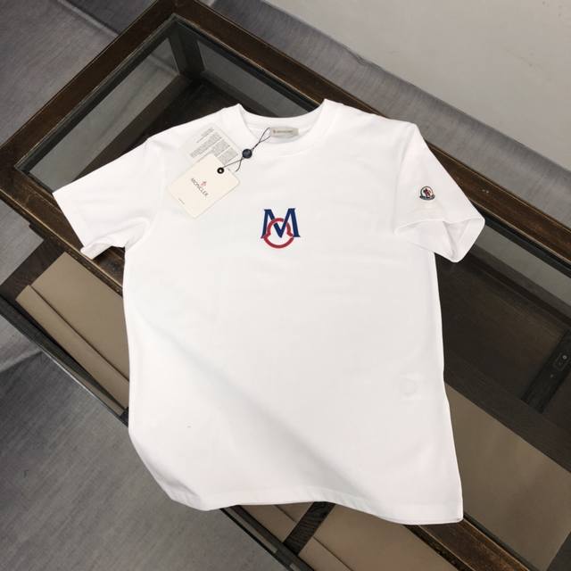 Moncler 蒙口 夏季新款圆领短袖T恤！270克重磅高端纯棉面料，手感质感都极完美！修身裁剪设计干净利落！时尚又好看！走线做工非常精致！版型效果超赞！而且透