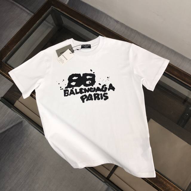 Balenciaga 巴黎世家 夏季新款圆领短袖T恤！270克重磅高端纯棉面料，手感质感都极完美！修身裁剪设计干净利落！时尚又好看！走线做工非常精致！版型效果超