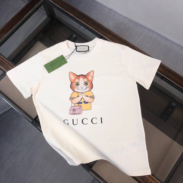 Gucci 古驰 夏季新款圆领短袖T恤！270克重磅高端纯棉面料，手感质感都极完美！修身裁剪设计干净利落！时尚又好看！走线做工非常精致！版型效果超赞！而且透气性