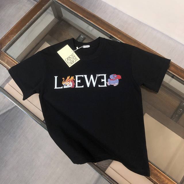 Loewe 罗意威 夏季新款圆领短袖T恤！270克重磅高端纯棉面料，手感质感都极完美！修身裁剪设计干净利落！时尚又好看！走线做工非常精致！版型效果超赞！而且透气