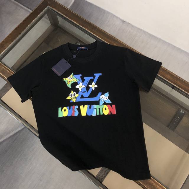 Lv 夏季新款圆领短袖T恤！270克重磅高端纯棉面料，手感质感都极完美！修身裁剪设计干净利落！时尚又好看！走线做工非常精致！版型效果超赞！而且透气性能超强！任何