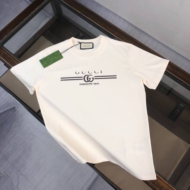 Gucci 夏季新款圆领短袖T恤！270克重磅高端纯棉面料，手感质感都极完美！修身裁剪设计干净利落！时尚又好看！走线做工非常精致！版型效果超赞！而且透气性能超强