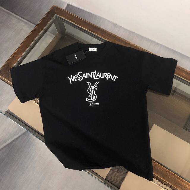 Ysl 夏季新款圆领短袖T恤！高端纯棉面料，手感质感都极完美！修身裁剪设计干净利落！时尚又好看！走线做工非常精致！版型效果超赞！而且透气性能超强！任何年龄阶段都