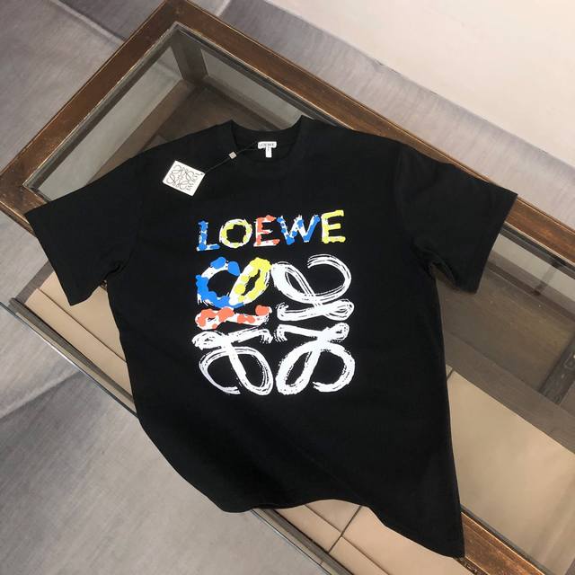 Loewe 夏季新款圆领短袖T恤！高端纯棉面料，手感质感都极完美！修身裁剪设计干净利落！时尚又好看！走线做工非常精致！版型效果超赞！而且透气性能超强！任何年龄阶