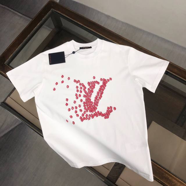 Lv 夏季新款圆领短袖T恤！高端纯棉面料，手感质感都极完美！修身裁剪设计干净利落！时尚又好看！走线做工非常精致！版型效果超赞！而且透气性能超强！任何年龄阶段都可
