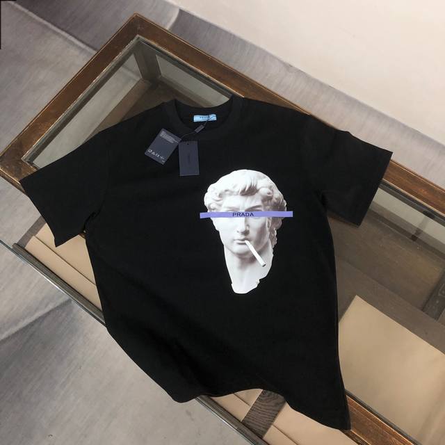 Prada 夏季新款圆领短袖T恤！高端纯棉面料，手感质感都极完美！修身裁剪设计干净利落！时尚又好看！走线做工非常精致！版型效果超赞！而且透气性能超强！任何年龄阶