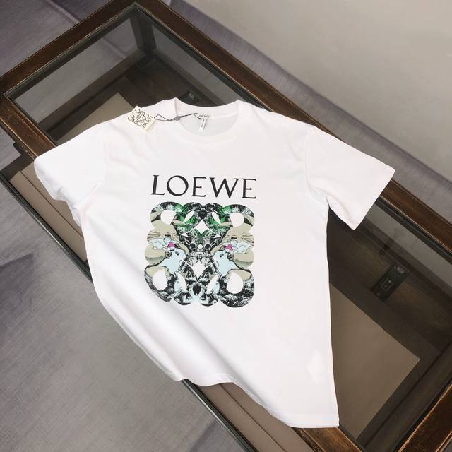 Loewe 罗意威 2025最新款情侣款圆领短袖 情侣T恤～ 春夏新品 高品质 时尚百搭潮款 定制进口面料 ！穿着舒适 透气 时尚不失个性 上身休闲随性 帅气有