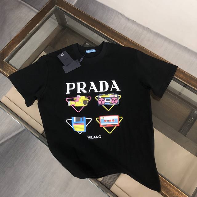 Prada 夏季新款圆领短袖T恤！270克重磅高端纯棉面料，手感质感都极完美！修身裁剪设计干净利落！时尚又好看！走线做工非常精致！版型效果超赞！而且透气性能超强