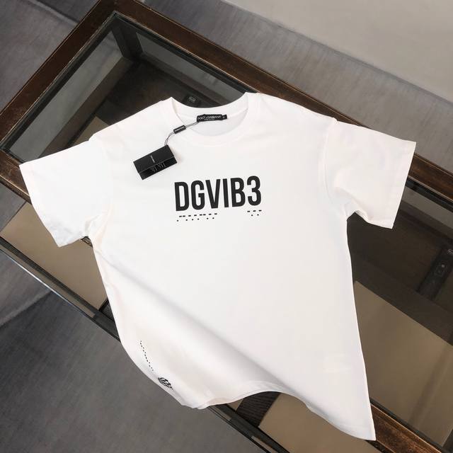 Dolce&Gabbana 夏季新款圆领短袖T恤！270克重磅高端纯棉面料，手感质感都极完美！修身裁剪设计干净利落！时尚又好看！走线做工非常精致！版型效果超赞！