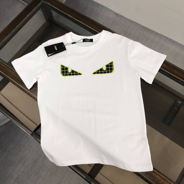 Fendi 夏季新款圆领短袖T恤！270克重磅高端纯棉面料，手感质感都极完美！修身裁剪设计干净利落！时尚又好看！走线做工非常精致！版型效果超赞！而且透气性能超强