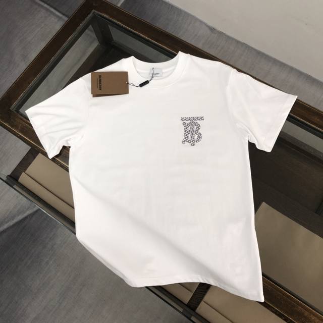 巴宝莉 夏季新款圆领短袖T恤！270克重磅高端纯棉面料，手感质感都极完美！修身裁剪设计干净利落！时尚又好看！走线做工非常精致！版型效果超赞！而且透气性能超强！任