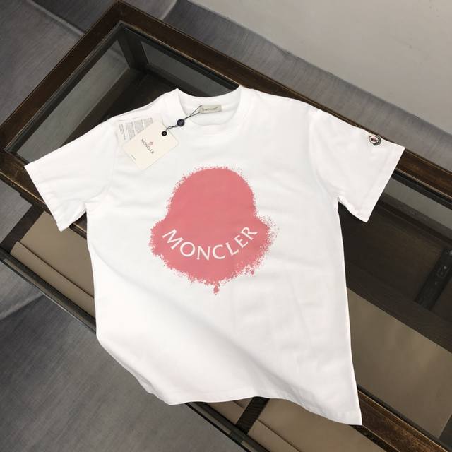 蒙口 夏季新款圆领短袖T恤！高端纯棉面料，手感质感都极完美！修身裁剪设计干净利落！时尚又好看！走线做工非常精致！版型效果超赞！而且透气性能超强！任何年龄阶段都可