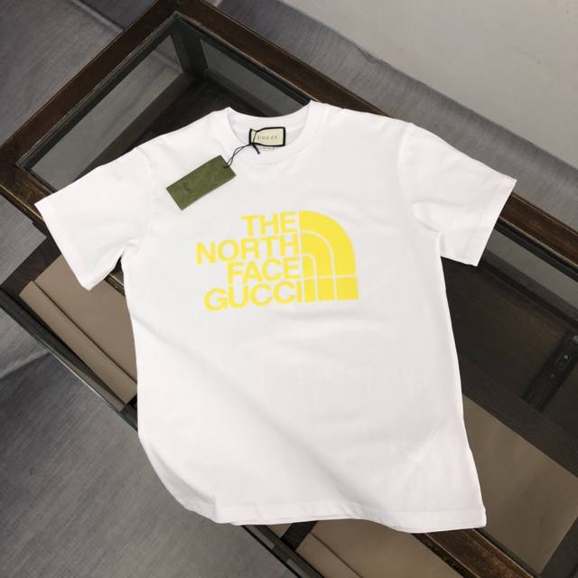 Gucci 夏季新款圆领短袖T恤！高端纯棉面料，手感质感都极完美！修身裁剪设计干净利落！时尚又好看！走线做工非常精致！版型效果超赞！而且透气性能超强！任何年龄阶