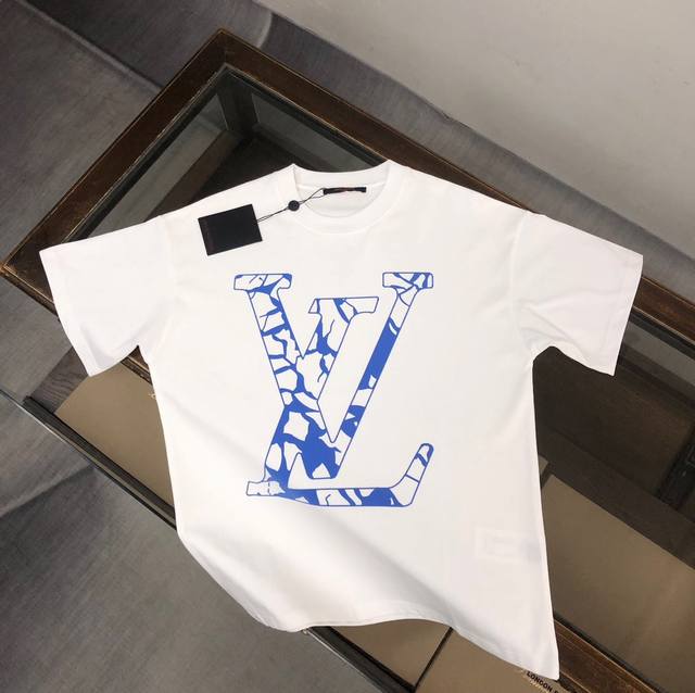 Lv 夏季新款圆领短袖T恤！高端纯棉面料，手感质感都极完美！修身裁剪设计干净利落！时尚又好看！走线做工非常精致！版型效果超赞！而且透气性能超强！任何年龄阶段都可
