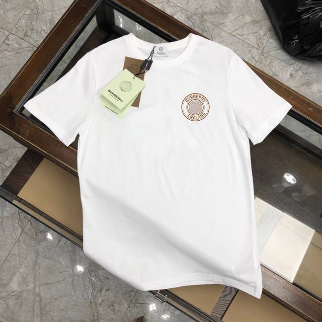 巴宝莉 夏季新款圆领短袖T恤！高端纯棉面料，手感质感都极完美！修身裁剪设计干净利落！时尚又好看！走线做工非常精致！版型效果超赞！而且透气性能超强！任何年龄阶段都
