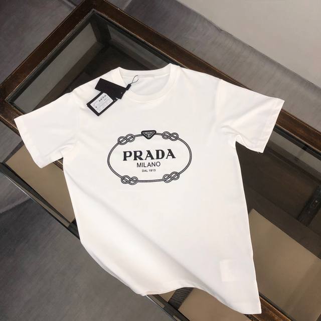 Prada 夏季新款圆领短袖T恤！270克重磅高端纯棉面料，手感质感都极完美！修身裁剪设计干净利落！时尚又好看！走线做工非常精致！版型效果超赞！而且透气性能超强