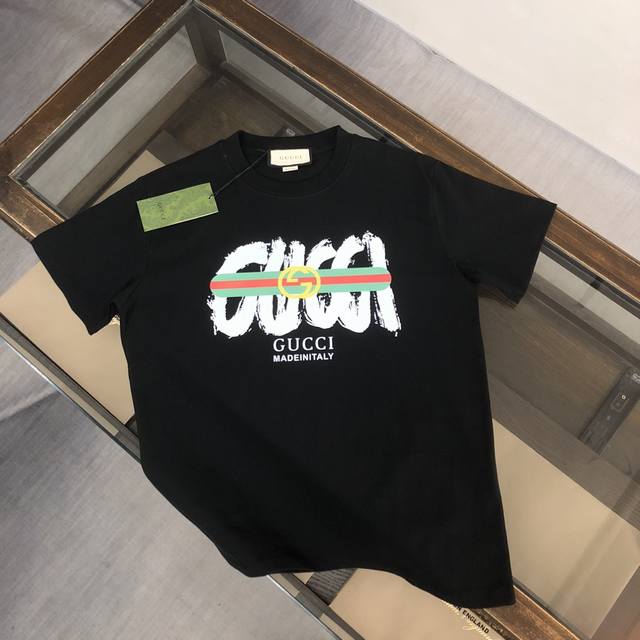 Gucci 夏季新款圆领短袖T恤！270克重磅高端纯棉面料，手感质感都极完美！修身裁剪设计干净利落！时尚又好看！走线做工非常精致！版型效果超赞！而且透气性能超强