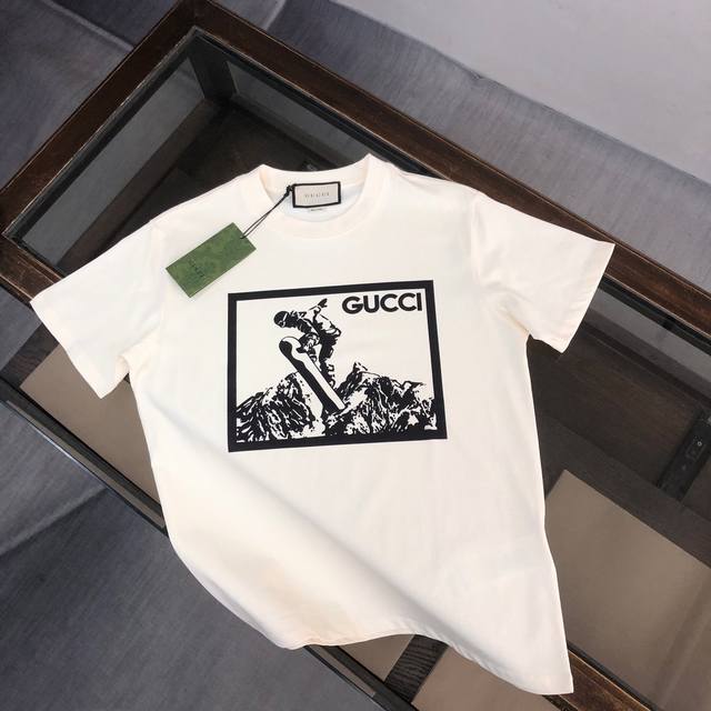 Gucci 夏季新款圆领短袖T恤！270克重磅高端纯棉面料，手感质感都极完美！修身裁剪设计干净利落！时尚又好看！走线做工非常精致！版型效果超赞！而且透气性能超强