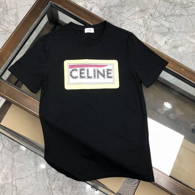 Celine 夏季新款圆领短袖T恤！270克重磅高端纯棉面料，手感质感都极完美！修身裁剪设计干净利落！时尚又好看！走线做工非常精致！版型效果超赞！而且透气性能超