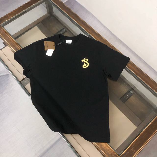 Bur*Berry 巴宝莉 2025春夏新款上市 纯棉短袖T恤！简单设计款式，前胸蛇年图案点缀，260克定制棉，面料柔软舒适，全新设计灵感，极具时尚代表性！手感