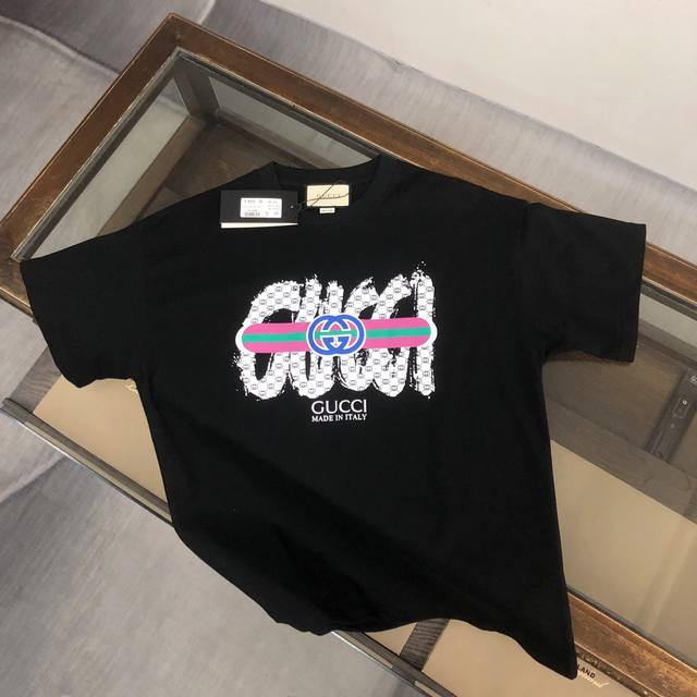 Gucci 夏季新款圆领短袖T恤！高端纯棉面料，手感质感都极完美！修身裁剪设计干净利落！时尚又好看！走线做工非常精致！版型效果超赞！而且透气性能超强！任何年龄阶